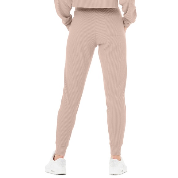 ❌SOLD❌ NWOT Alo Yoga Muse Sweatpant in Dusty Pink - Picture 3 of 8